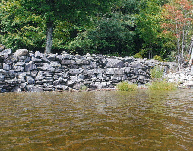 Le mur de roches fait par l'ermite Hilaire Lemieux