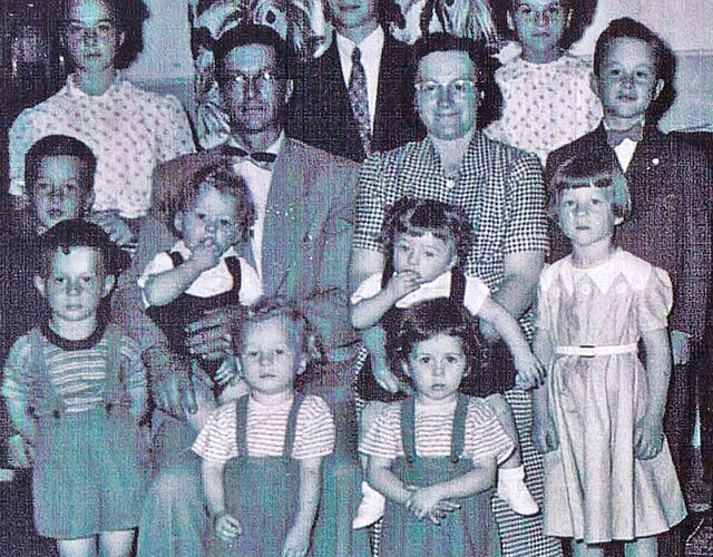 Photo de famille de Léopold Lafontaine et Annette Doyon