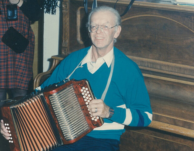 Le grand joueur d'accordéon du village