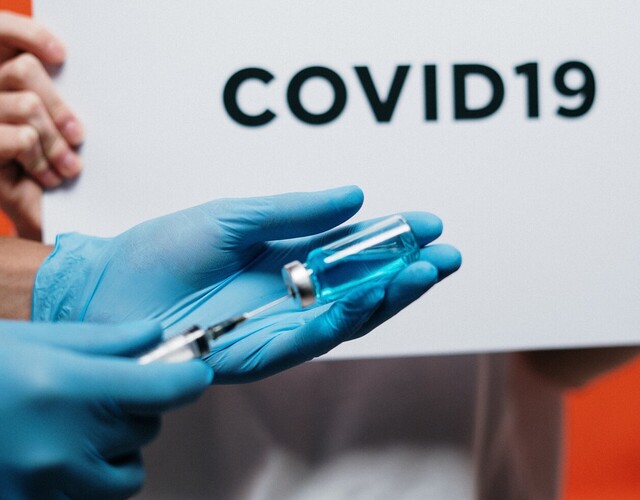 Vaccin contre la COVID-19 : les 65 ans invités à prendre rendez-vous