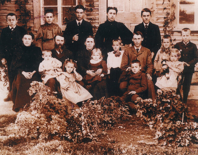 Photo de famille devant la maison des ancêtres, rang des Grenier, Piopolis