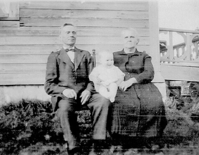 Élise Fortier, Cléophas Fortier, Arzélie Côté et leur petit-fils Gilles