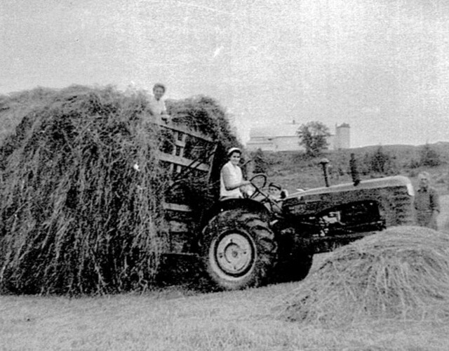 Pierrette et Pauline sur le tracteur