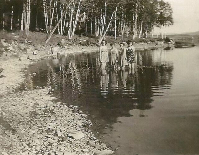 Photo de 4 femmes en maillot de bain