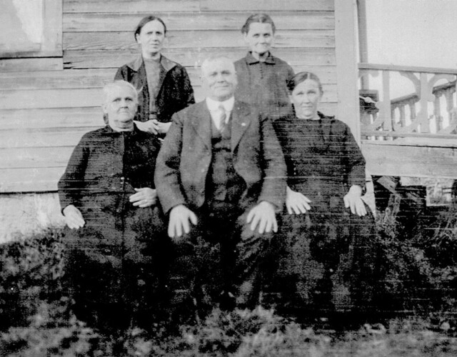 Arzélie Côté avec son frère et ses soeurs