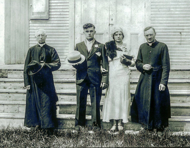 Mariage de Léo Isabel et Jeanne Lafontaine devant l'église de Piopolis