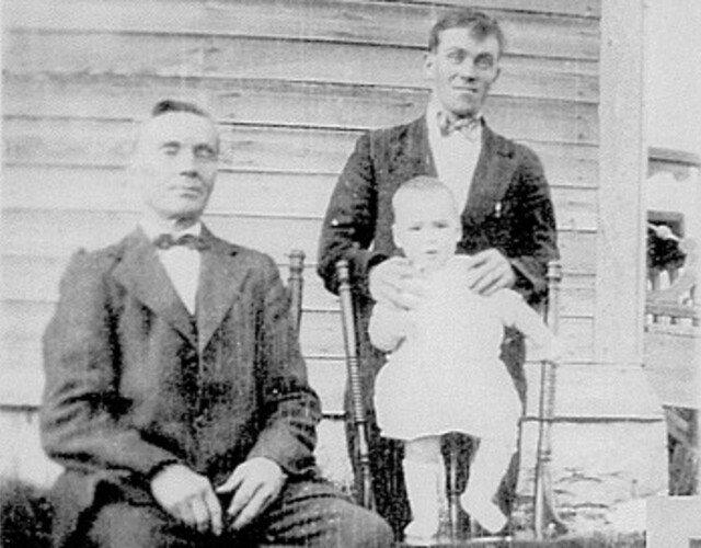 Cléophas Fortier avec son fils Ernest et son petit fils Gilles